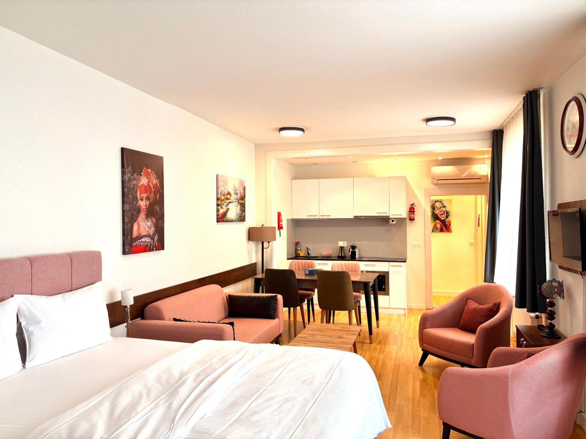 Akomo Hotel *