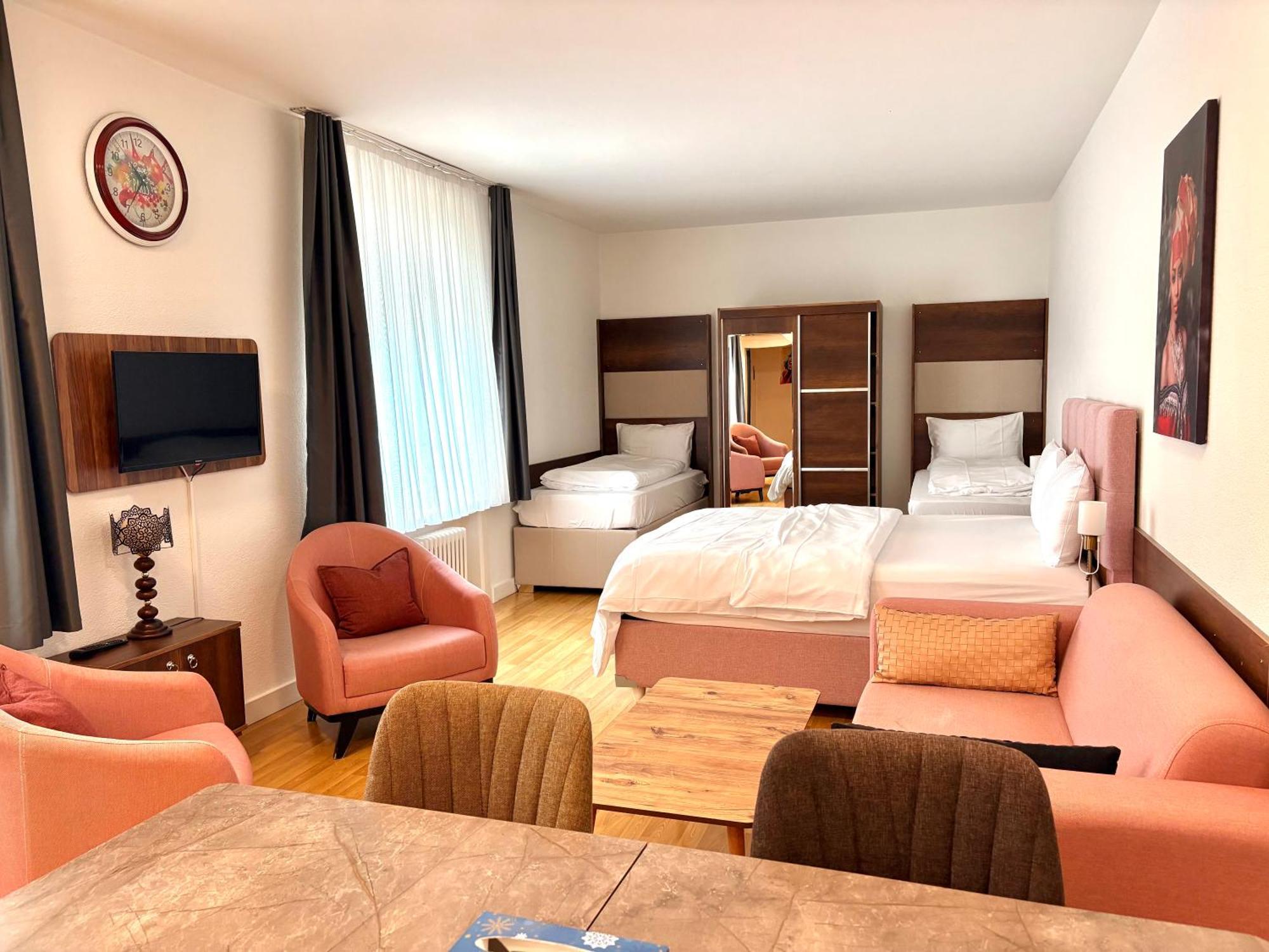 Akomo Hotel *